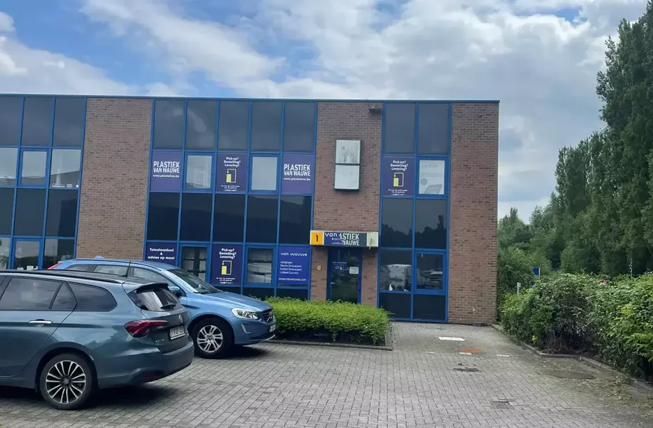 Het betreft de verhuur van twee KMO-units met kantoren, gelegen in bedrijvenpark Kontich I. Dit bedrijvenpark geniet een uitstekende ligging langs de Prins Boudewijnlaan, vlakbij op- en afrit Kontich van de E19 (Antwerpen - Mechelen - Brussel). 

Unit 1 h