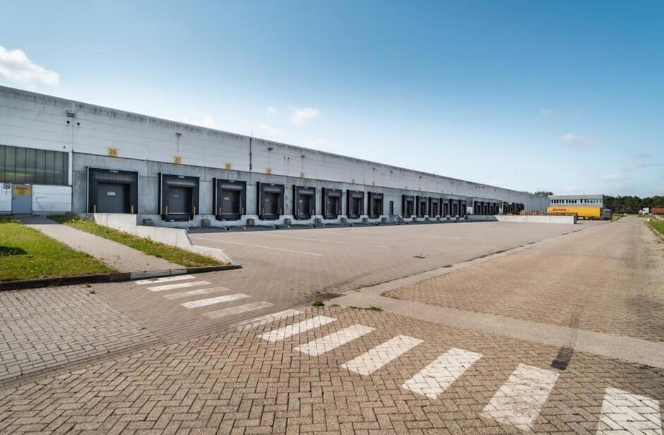 Het betreft de verhuur van een logistiek gebouw te Kontich. Dit gebouw geniet een uitstekende locatie naast de E19. De site ligt op 20 minuten van het centrum van Antwerpen en op 30 minuten van Brussel. Deze unit heeft een oppervlakte van ca. 15 000 m² o