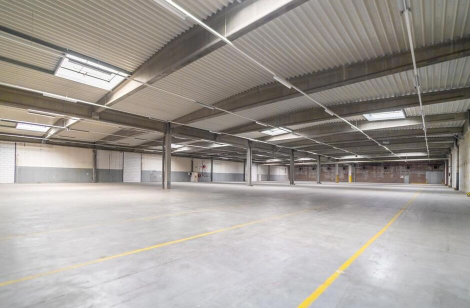 Het betreft de verhuur van een logistiek gebouw te Kontich. Dit gebouw geniet een uitstekende locatie naast de E19. De site ligt op 20 minuten van het centrum van Antwerpen en op 30 minuten van Brussel. Deze unit heeft een oppervlakte van ca. 5 000 m² op