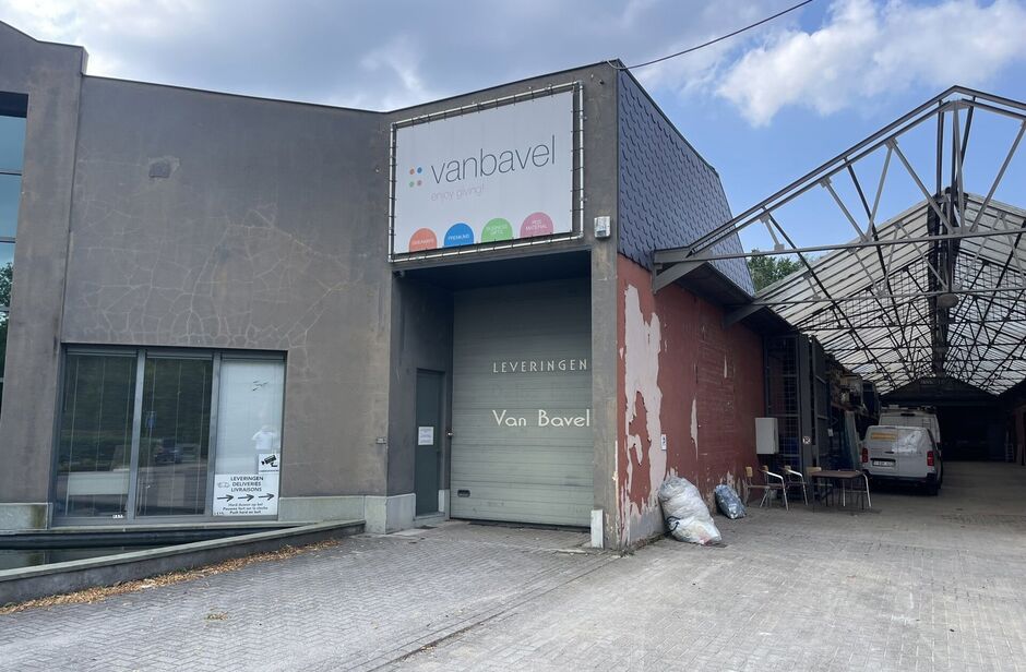 Het betreft de verhuur van een magazijn gelegen op een uitstekende locatie te Mortsel. Het gebouw is gelegen nabij de Krijgsbaan, dewelke goed bereikbaar is via de E19, E313, A12 en de N1. Het gebouw heeft een oppervlakte van ca. 650 m².Het magazijn heef