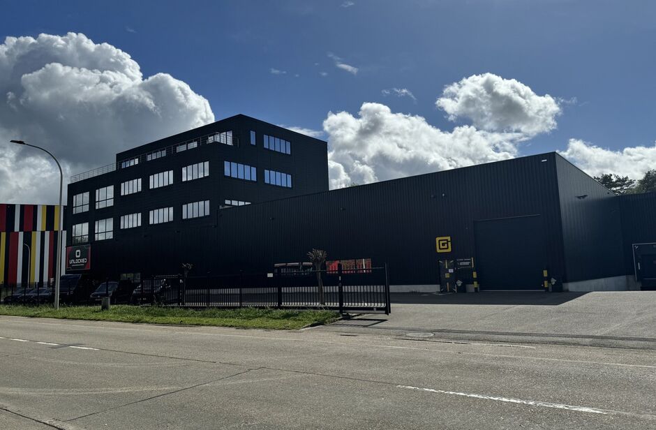 Dit representatieve bedrijfsgebouw aan de Industrielaan 24 in Olen biedt een unieke kans voor bedrijven die op zoek zijn naar een ruime en goed uitgeruste ruimte voor zowel opslag als kantoren. Gelegen langsheen de E313 en op 5 minuten rijden van afrit 22