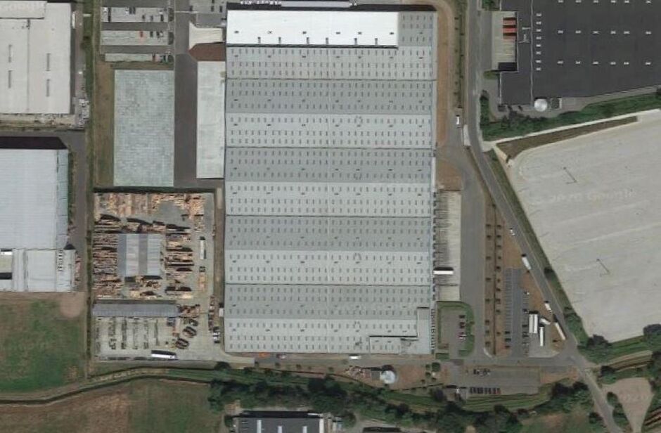 Het betreft een modern logistiek gebouw gelegen in de bedrijvenzone Pullaar te Puurs. De site ligt op het kruispunt tussen de N16 Mechelen - Sint-Niklaas en de A12 Antwerpen - Brussel, waardoor alle grote steden binnen de Vlaamse Ruit vlot bereikbaar zijn