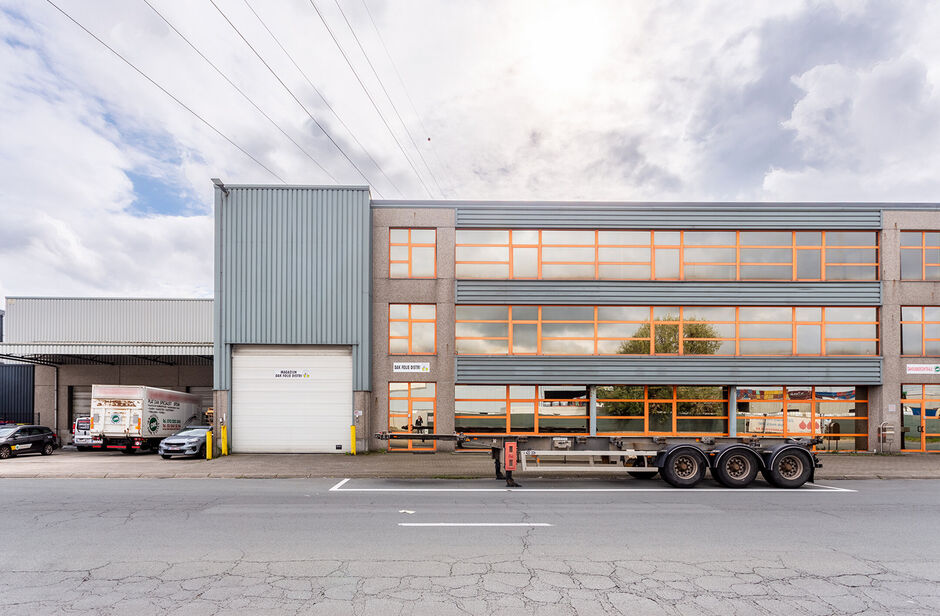 Het betreft de verkoop van een industrieel gebouw gelegen op een toplocatie in de Haven van Antwerpen, nabij enkele belangrijke invalswegen zoals de A12, E19 en de Ring van Antwerpen. Het gebouw bevindt zich op ca. 3345 m² terrein (concessie) en omvat ca