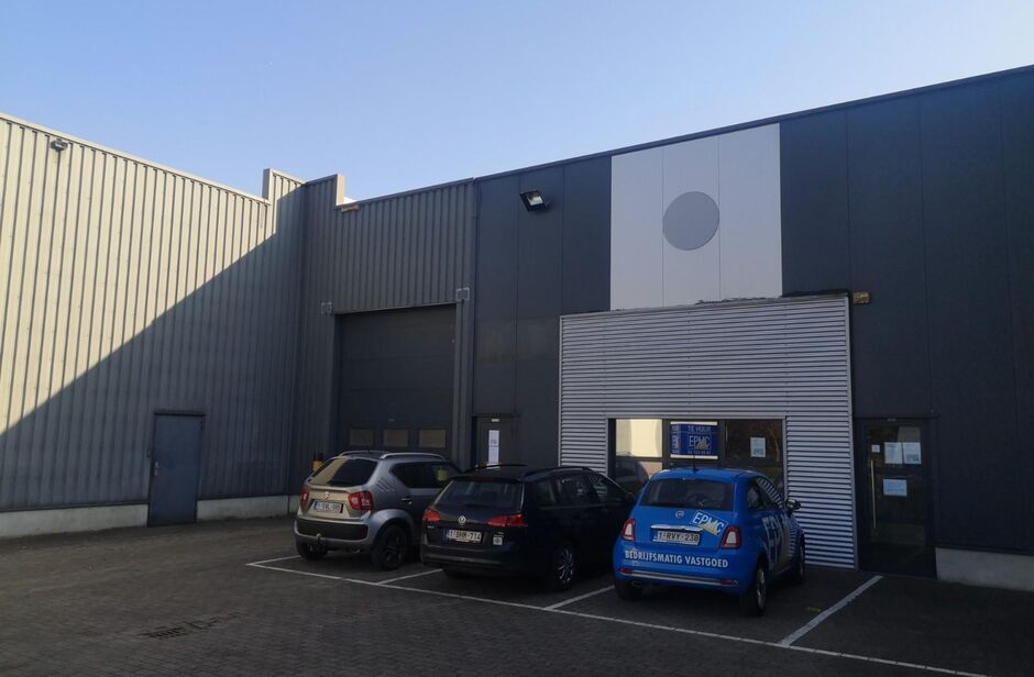 Het betreft de verhuur van een KMO - unit op een uitstekende locatie te Brandekensweg 13 in Schelle, vlakbij de Boomsesteenweg. Het geheel omvat ca. 339 m² magazijnruimte, ca. 50 m² kantoren en ca. 50 m² polyvalente ruimte. De unit heeft een vrije hoog