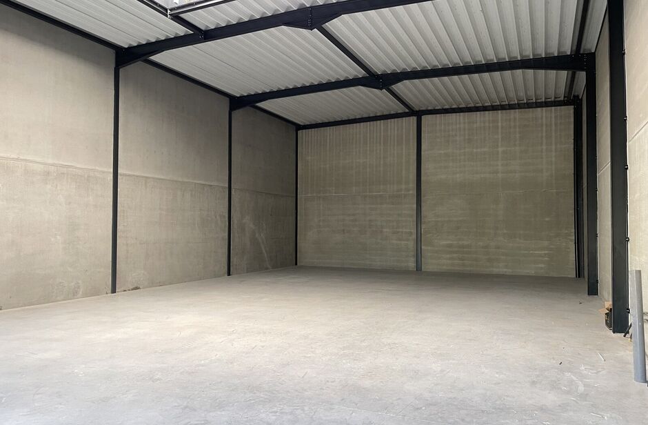 Het betreft de verhuur van een nieuwbouw KMO-unit op een uitstekende locatie, vlakbij de Haven van Antwerpen.

De unit heeft een oppervlakte van ca. 255 m² en beschikt tevens over 3 parkeerplaatsen. De unit heeft een vrije hoogte van ca. 7 meter en is vo