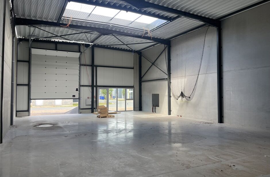 Het betreft de verhuur van een nieuwbouw KMO-unit op een uitstekende locatie, vlakbij de Haven van Antwerpen.

De unit heeft een oppervlakte van ca. 255 m² en beschikt tevens over 3 parkeerplaatsen. De unit heeft een vrije hoogte van ca. 7 meter en is vo