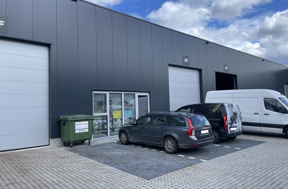 Het betreft de verhuur van een nieuwbouw KMO-unit op een uitstekende locatie, vlakbij de Haven van Antwerpen.

De unit heeft een oppervlakte van ca. 255 m² en beschikt tevens over 3 parkeerplaatsen. De unit heeft een vrije hoogte van ca. 7 meter en is vo