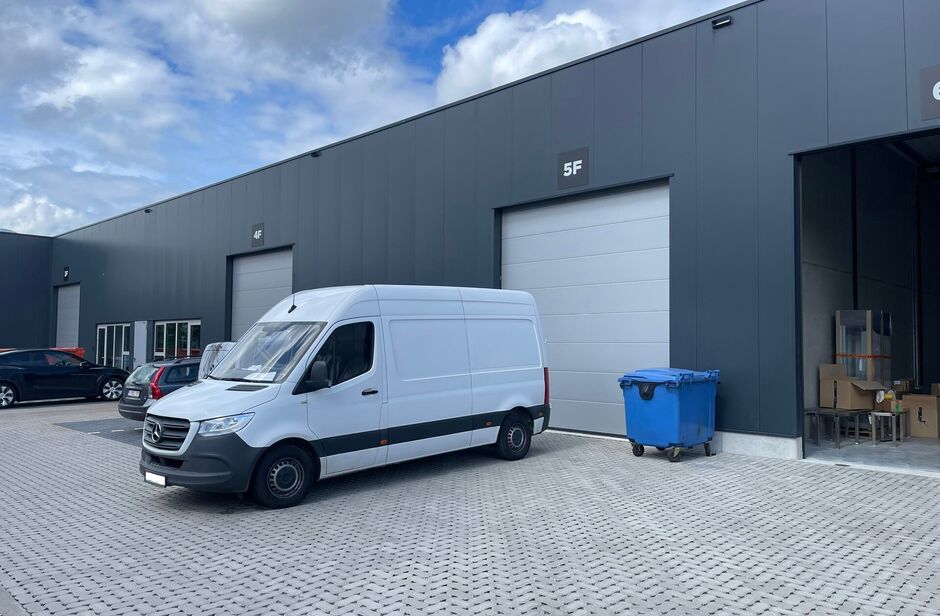 Het betreft de verhuur van een nieuwbouw KMO-unit op een uitstekende locatie, vlakbij de Haven van Antwerpen.

De unit heeft een oppervlakte van ca. 247 m² en beschikt tevens over 3 parkeerplaatsen. De unit heeft een vrije hoogte van ca. 7 meter en is vo