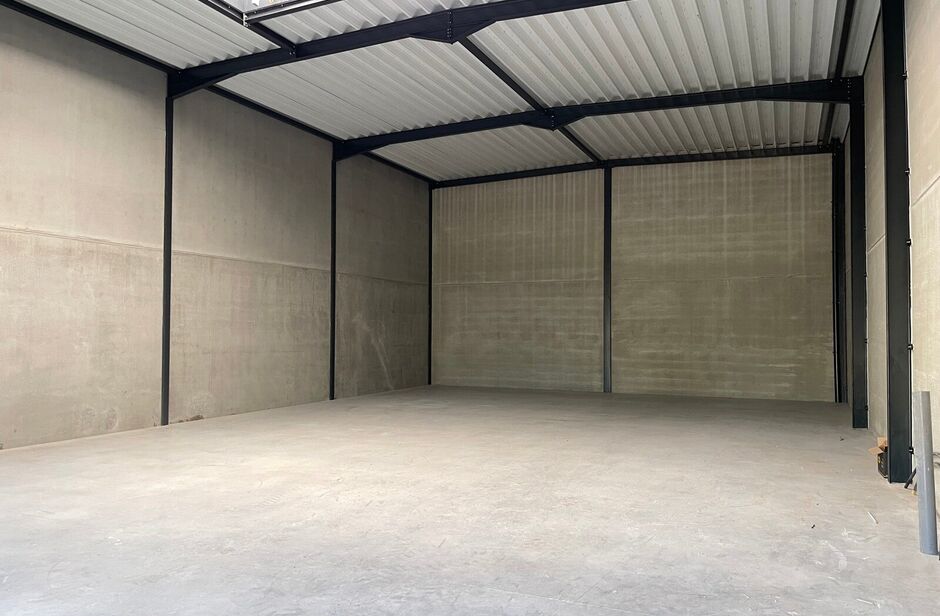 Het betreft de verhuur van een nieuwbouw KMO-unit op een uitstekende locatie, vlakbij de Haven van Antwerpen.

De unit heeft een oppervlakte van ca. 247 m² en beschikt tevens over 3 parkeerplaatsen. De unit heeft een vrije hoogte van ca. 7 meter en is vo