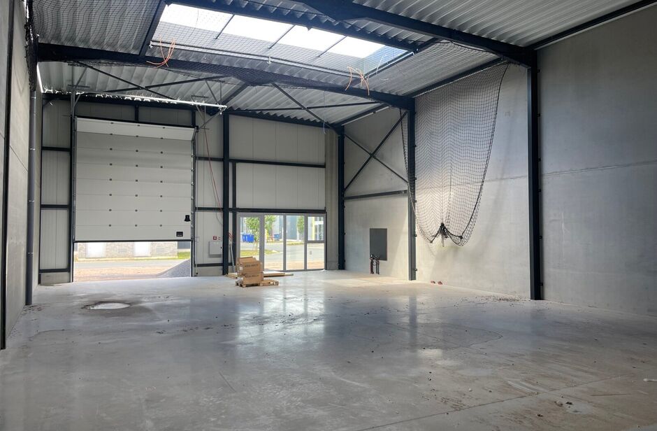 Het betreft de verhuur van een nieuwbouw KMO-unit op een uitstekende locatie, vlakbij de Haven van Antwerpen.

De unit heeft een oppervlakte van ca. 247 m² en beschikt tevens over 3 parkeerplaatsen. De unit heeft een vrije hoogte van ca. 7 meter en is vo