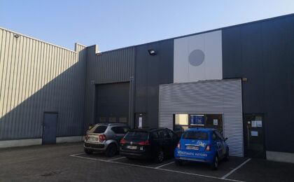 Het betreft de verhuur van een KMO - unit op een uitstekende locatie te Brandekensweg 13 in Schelle, vlakbij de Boomsesteenweg. Het geheel omvat ca. 339 m² magazijnruimte, ca. 50 m² kantoren en ca. 50 m² polyvalente ruimte. De unit heeft een vrije hoog