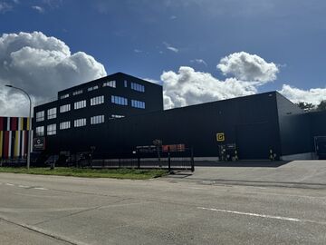 Dit representatieve bedrijfsgebouw aan de Industrielaan 24 in Olen biedt een unieke kans voor bedrijven die op zoek zijn naar een ruime en goed uitgeruste ruimte voor zowel opslag als kantoren. Gelegen langsheen de E313 en op 5 minuten rijden van afrit 22