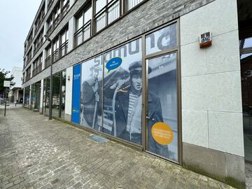 Het betreft een gelijkvloerse kantoorruimte gelegen op het Eilandje te Antwerpen. 

Het kantoor heeft een oppervlakte van ca. 120 m² en is modern afgewerkt.
Dankzij de grote raampartije, hoge plafonds en open landscape inrichting geniet men van een aang