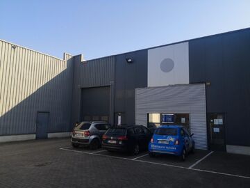 Het betreft de verhuur van een KMO - unit op een uitstekende locatie te Brandekensweg 13 in Schelle, vlakbij de Boomsesteenweg. Het geheel omvat ca. 339 m² magazijnruimte, ca. 50 m² kantoren en ca. 50 m² polyvalente ruimte. De unit heeft een vrije hoog